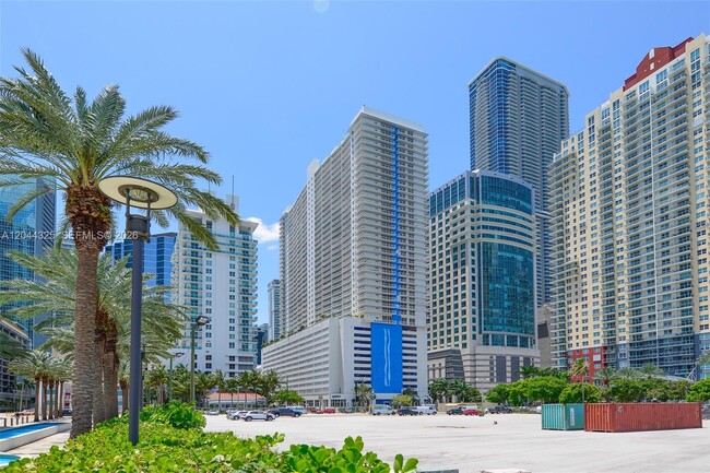 Building Photo - 1200 Brickell Bay Dr