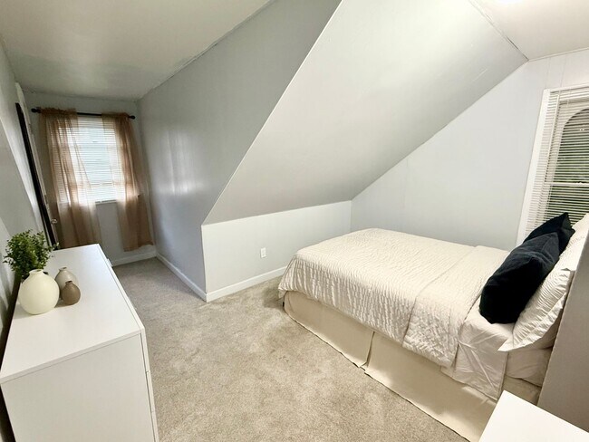 Building Photo - PRICE REDUCED! 1-Bedroom Apartment – Prime Poughkeepsie Location