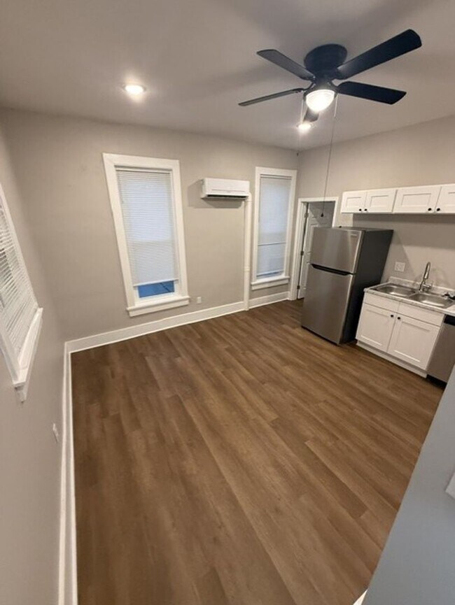 Building Photo - 622 7th St