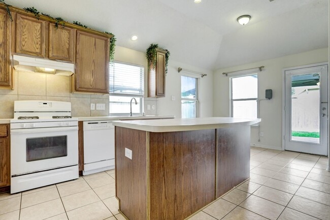 Building Photo - 7605 Waterlilly Ln