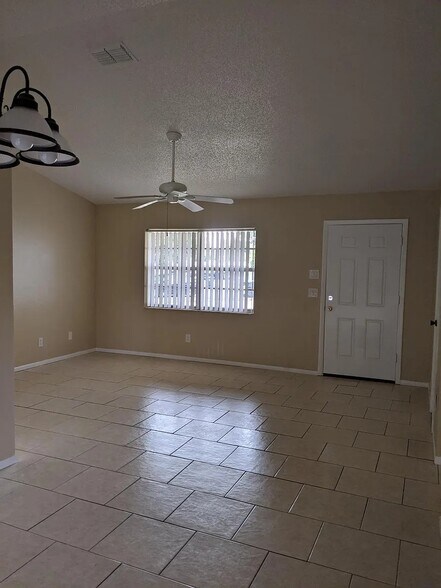 Building Photo - 3320 Barnsdale Dr