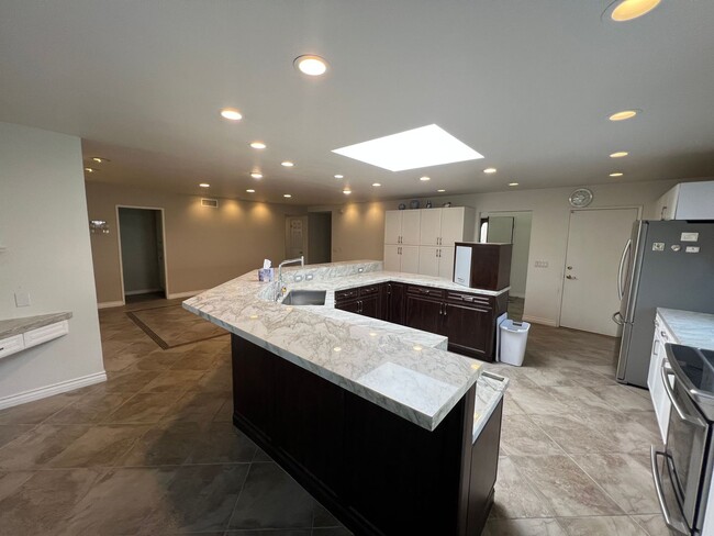 Building Photo - Beautiful Home in Camarillo