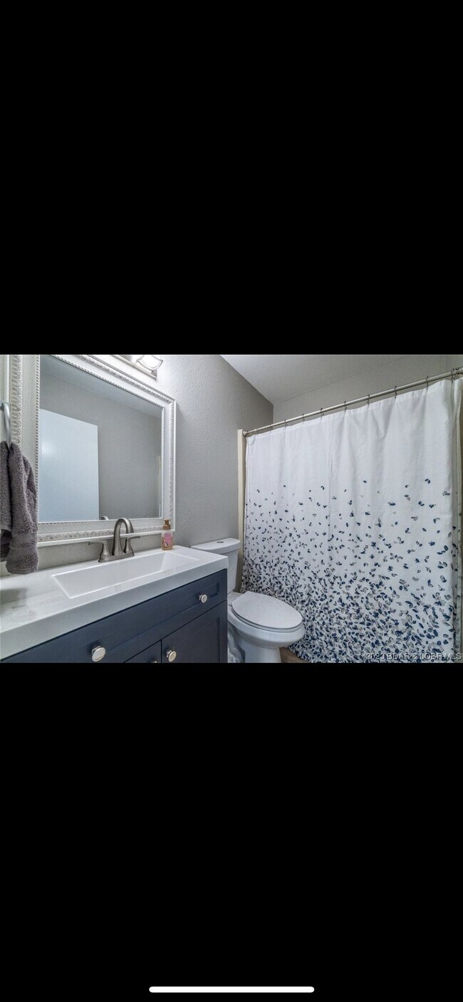 Building Photo - 156 Island View Ln