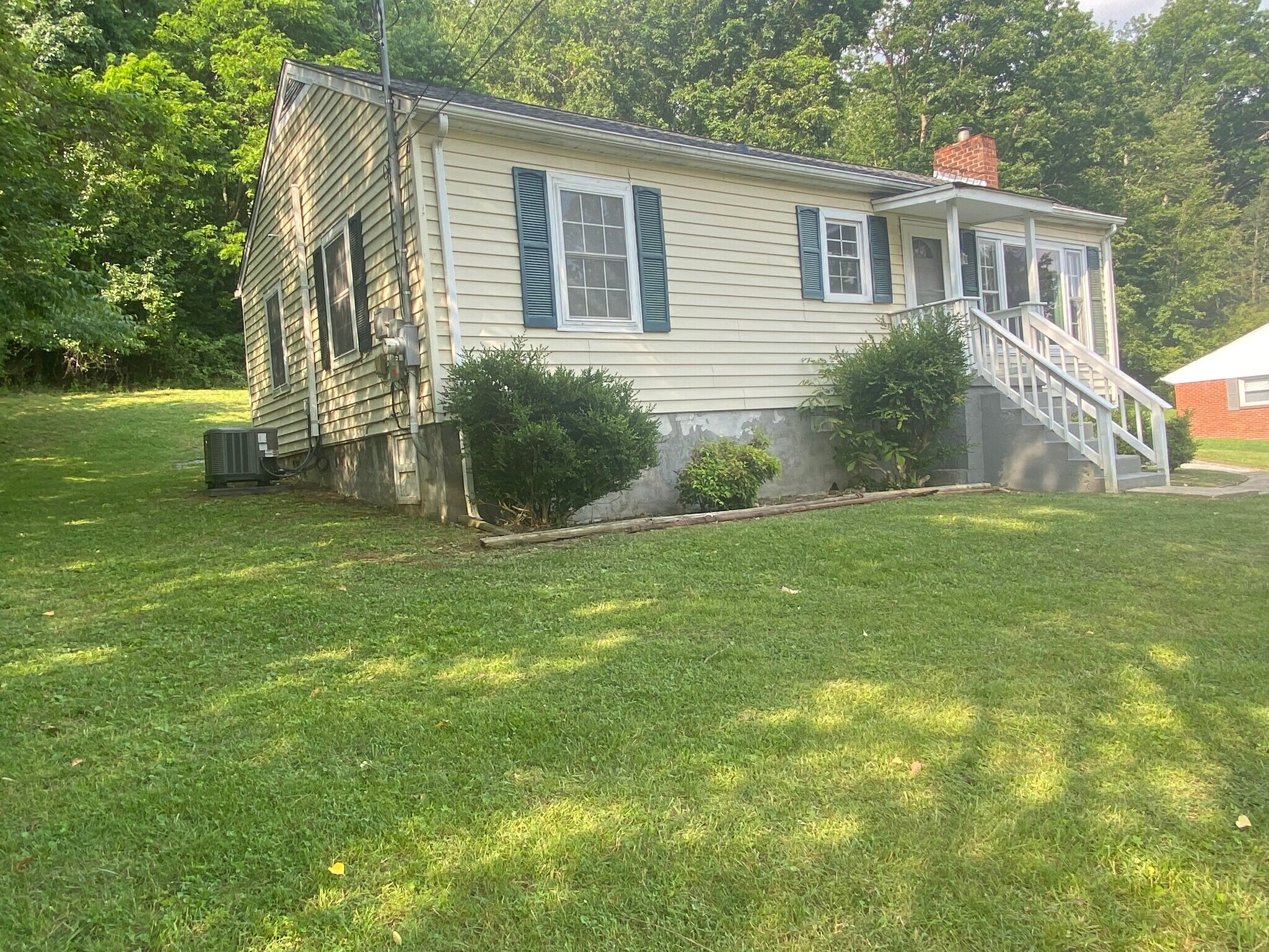 Building Photo - 776 Valley Dr