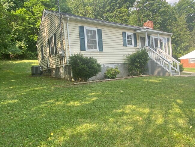 Building Photo - 776 Valley Dr