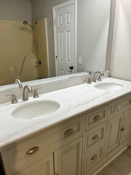 bathroom vanity - 134 Newtown Rd NE