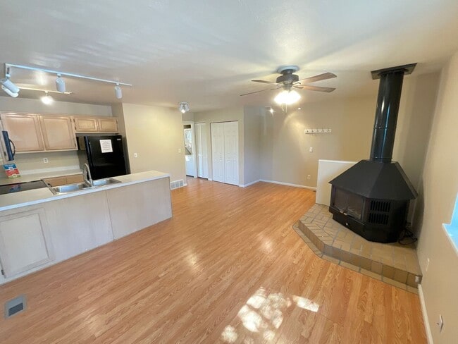 Building Photo - 1 Bedroom Townhome Available Near N Academy Blvd and Vickers Dr!