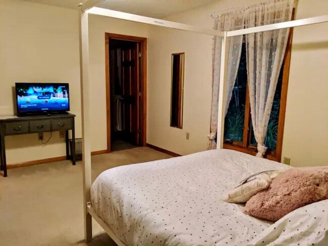 Building Photo - 140 Paquette Cir