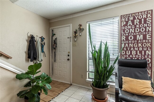 Building Photo - 2 Bd / 2 Ba Townhome Minutes Away From Campus & Downtown!