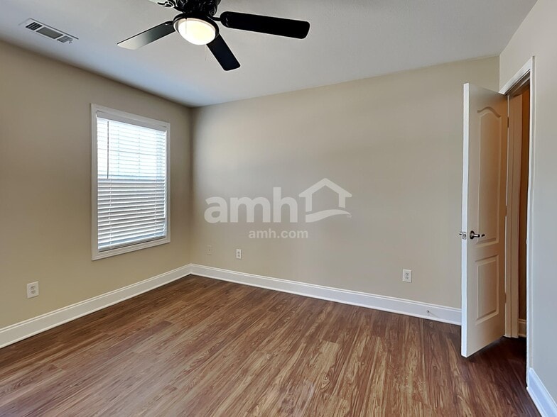 Building Photo - 712 Gatwick Ct