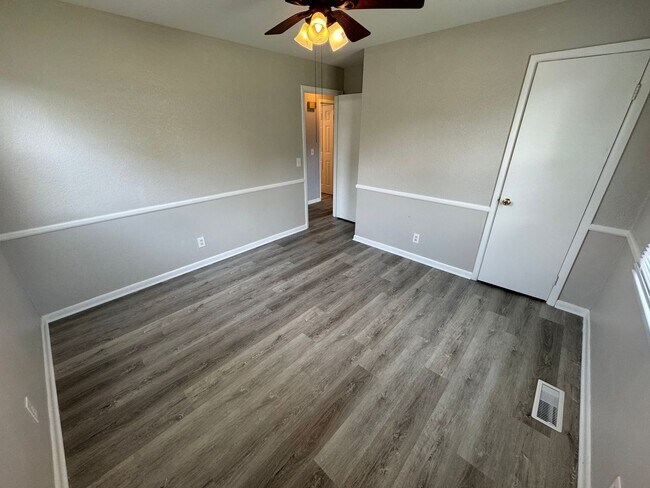 Building Photo - For Lease - 3 Bed, 1 Bath, 1350 Sqft, 0.27...