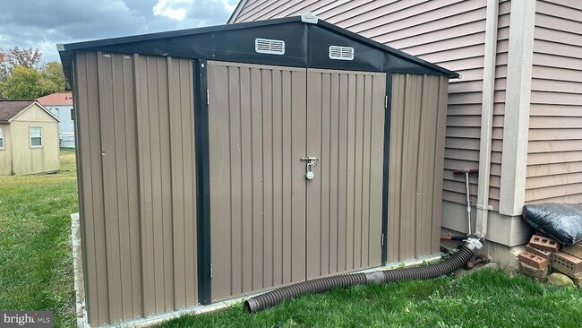 Building Photo - 8111 Brown Ct