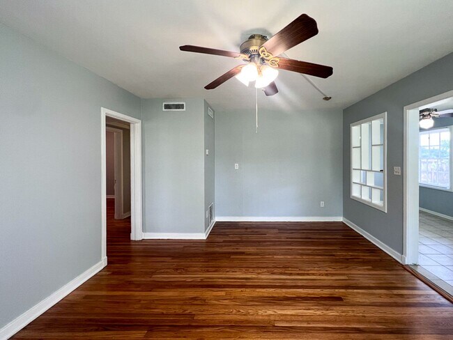 Building Photo - Pet Friendly 3BR/2BA Bungalow located in Gainesville Heights Available Mid-August!