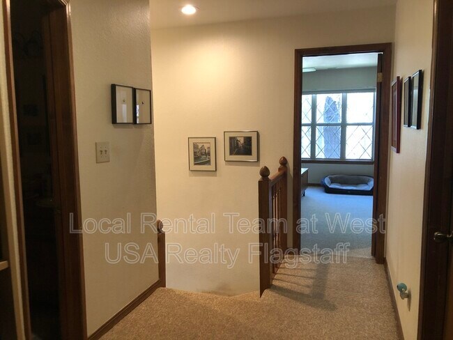Building Photo - 3060 S Walkup Dr