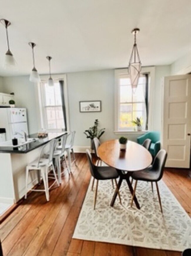 Building Photo - 227 W Broughton St