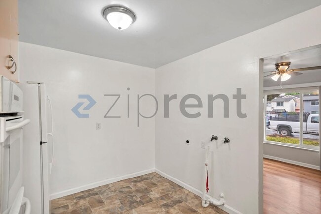 Building Photo - 1883 Robin Ln