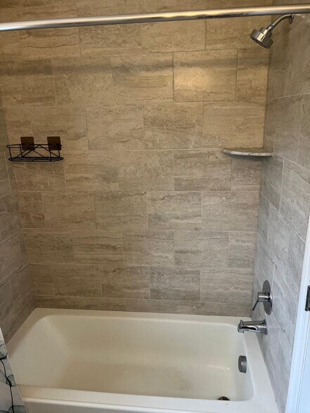 Bath individual - 1042 Bond St