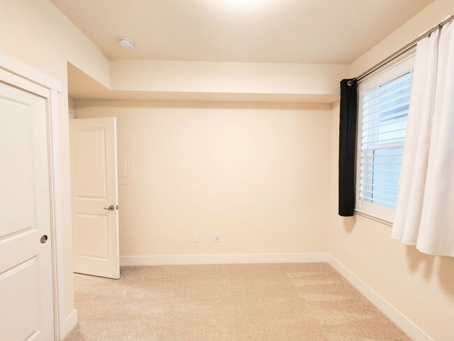 Building Photo - Modern 3 bed 2.5 bath townhome