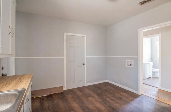 Building Photo - Great 3 Bedroom 1 bathroom house close to ...