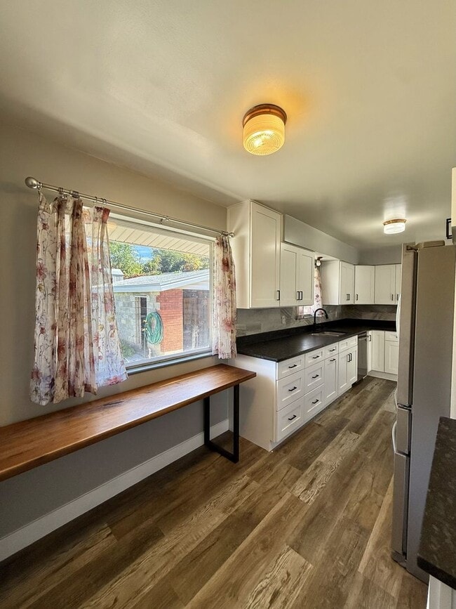 Building Photo - Cute, Comfy & Convenient — 4-Bedroom Ogden...