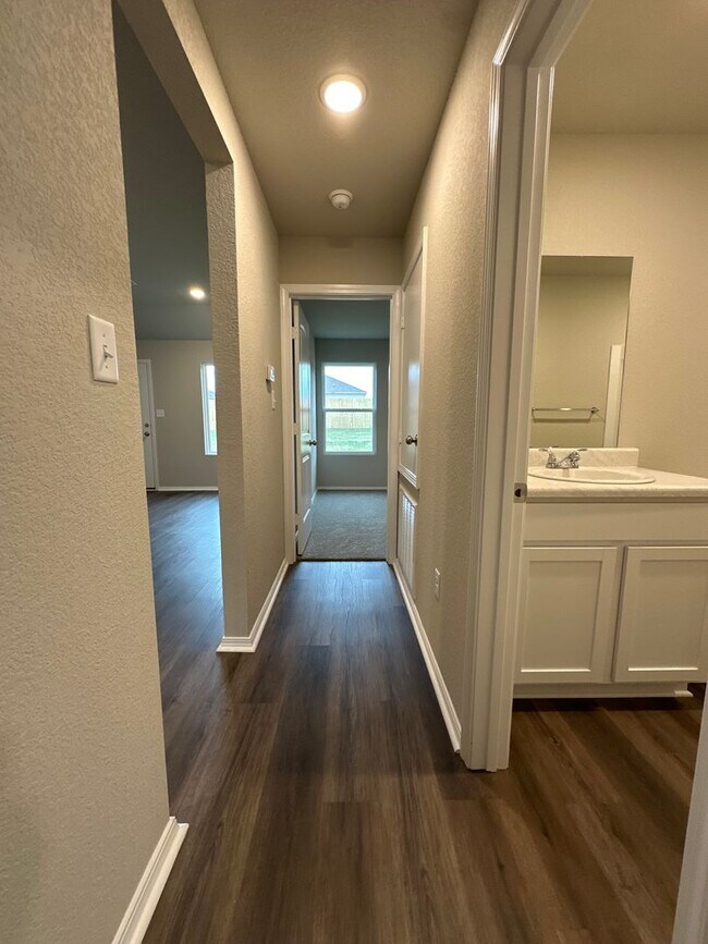 Building Photo - Contact Peggy 501 676 1758