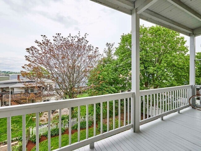 Building Photo - 48 Wordsworth St