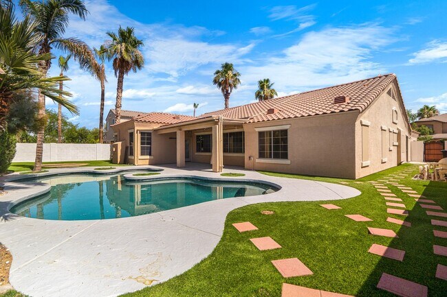 Building Photo - Gorgeous Everything you Need 4Bedroom plus Den Chandler Home!