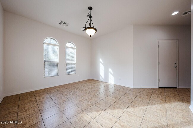 Building Photo - 3535 S Jasmine Dr