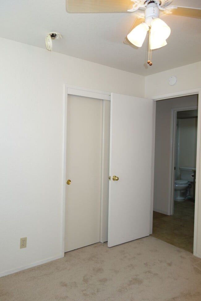 Building Photo - 105 Almond Dr