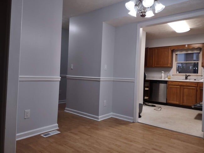 Building Photo - 2 bedroom 1.5 bath condo near ETSU