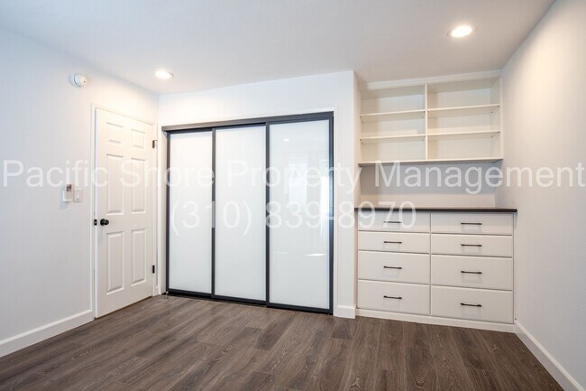 Building Photo - Updated 3-Bedroom First-Floor Condo in Prime Santa Monica Location