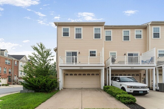 Building Photo - Spacious 3-Level END UNIT Townhome