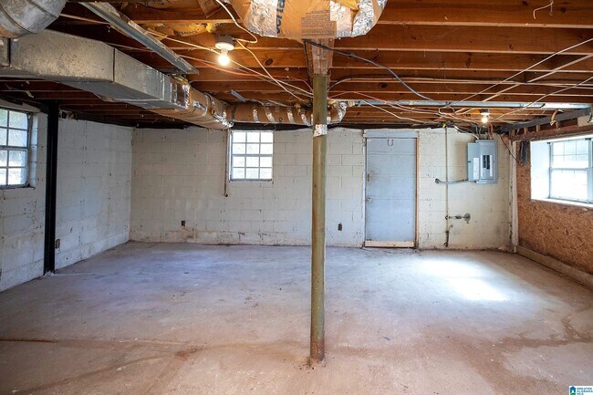 Building Photo - 5140 Hickory Dr NE