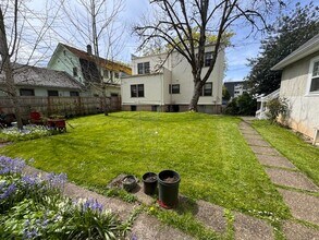 Building Photo - 2 Bedroom 1 bath downtown apartment availa...