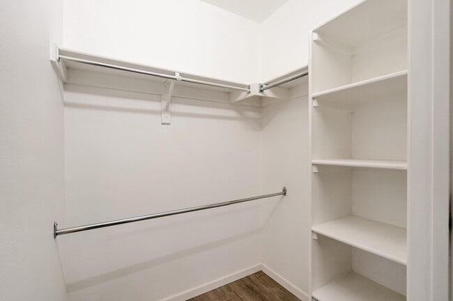 Building Photo - Stunning 2 Bedroom 2 Bathroom condo In Aurora with a garage!