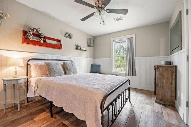 Building Photo - 801 John Knox Rd