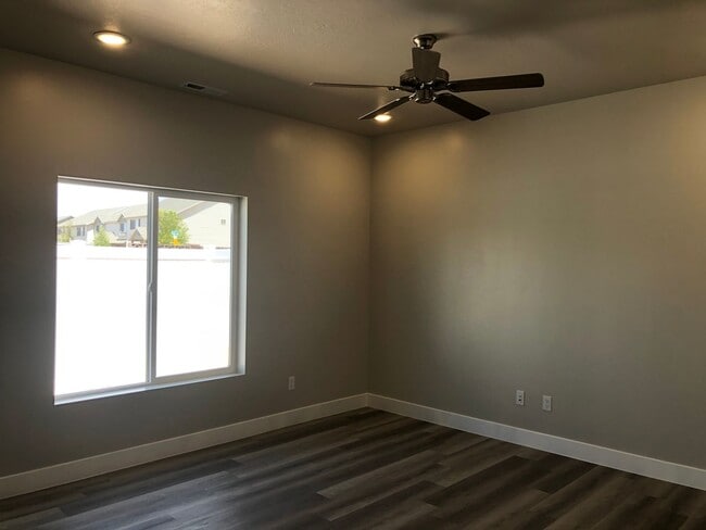 Building Photo - Reduced Rent Modern 3 Bedroom Home for Rent - 50% Off Your First Month!