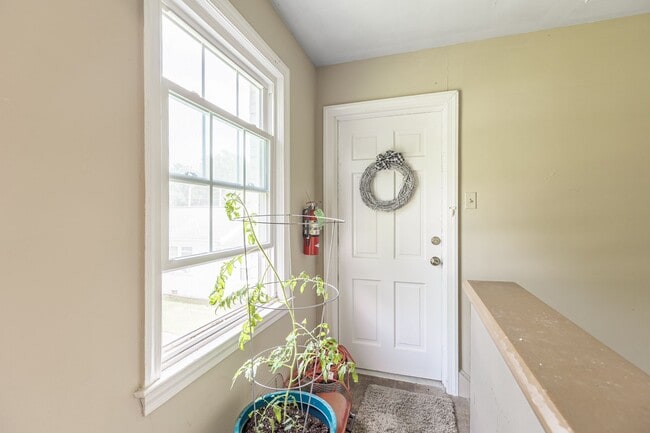 Building Photo - Historic Apartment located a short drive from Elon!