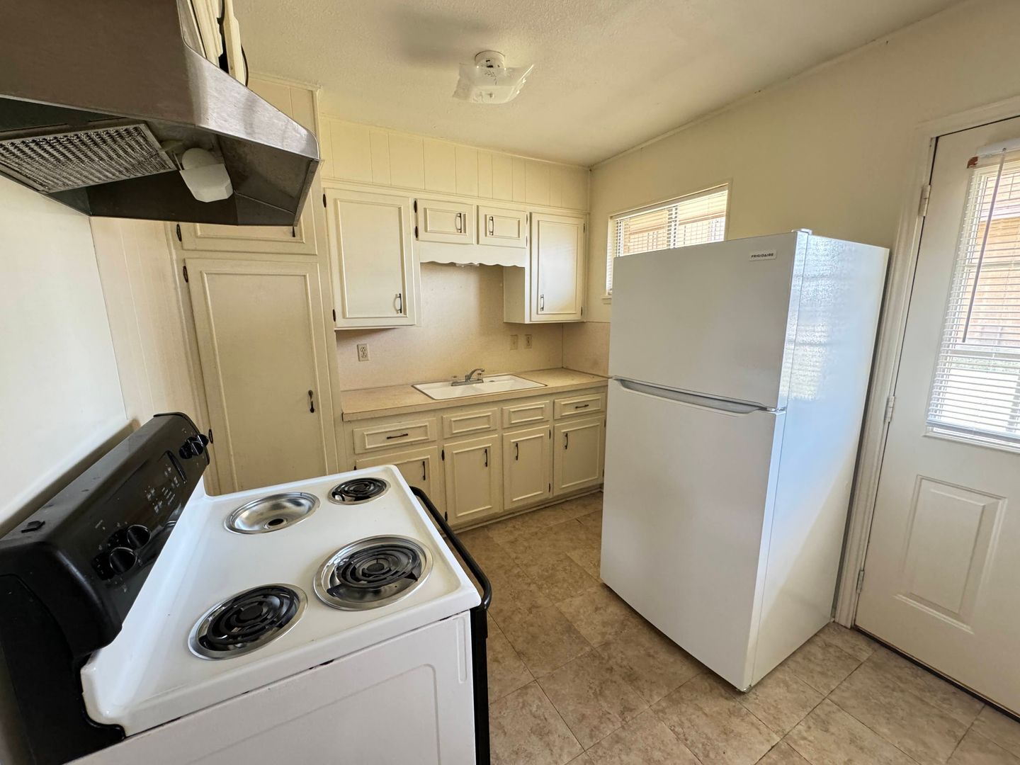 Building Photo - 808 Safady Ave