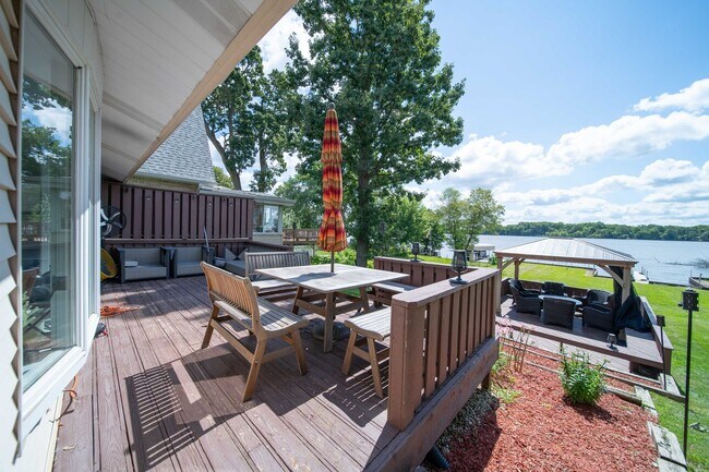 Building Photo - 27657 W Lakeshore Dr