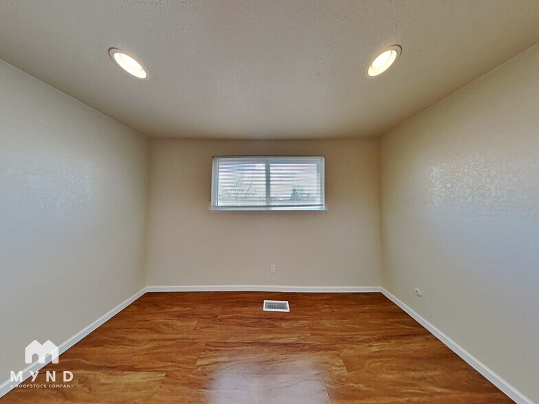 Building Photo - 875 Glen Vista Dr