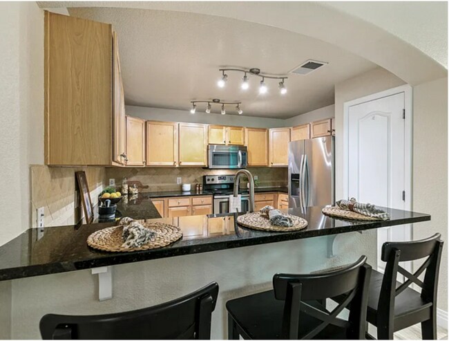 Building Photo - Adorable two bed two bath condo with office! 2 WEEKS FREE WITH LEASE SIGNED BY 6/30/2026