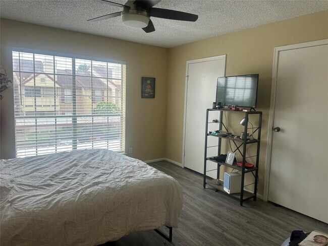Building Photo - 2120 El Paseo St