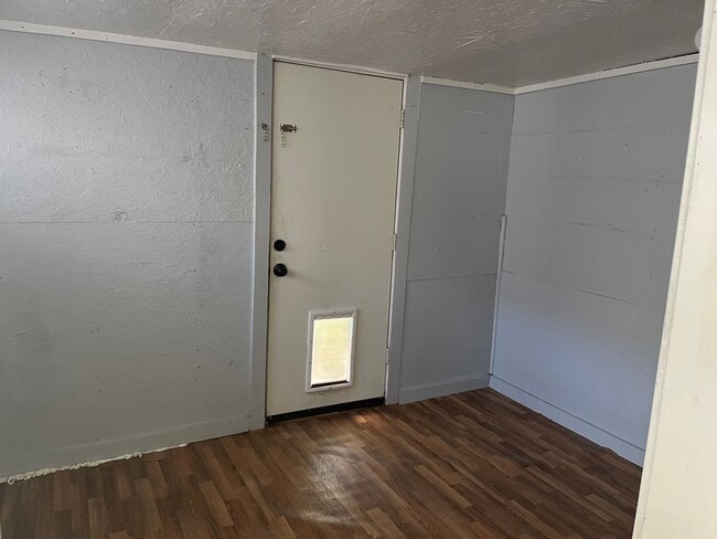 Building Photo - Nice 2 Bedroom 1 bath home