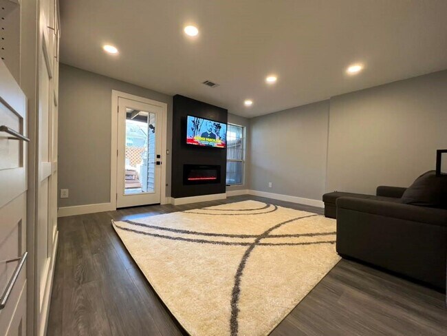 Building Photo - 408 Wedgewood Way