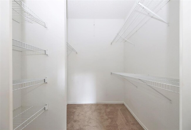 Building Photo - 2025 Augusta Dr