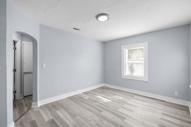 Building Photo - Large 4 bed/1.5 bath House & Section 8 Accepted , Drive by & Apply for just $25** Move in by Dece...