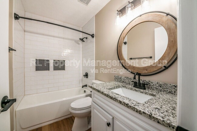 Building Photo - 2940 Wynridge Dr