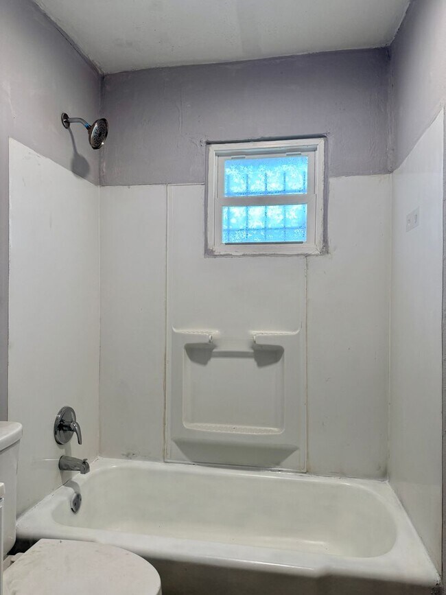 Building Photo - 708 W 47th St