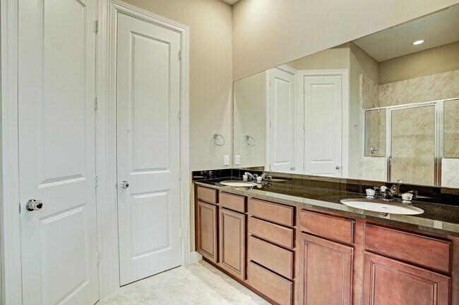 Building Photo - 3830 Center Plaza Dr
